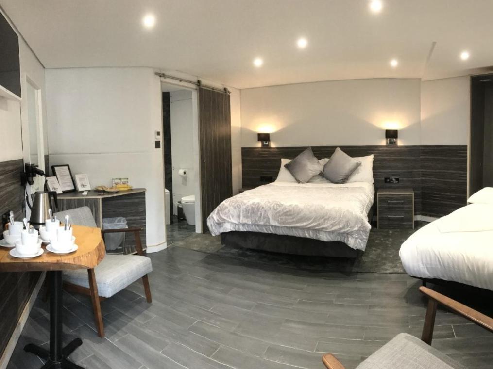 The Watersedge, Canal 4*