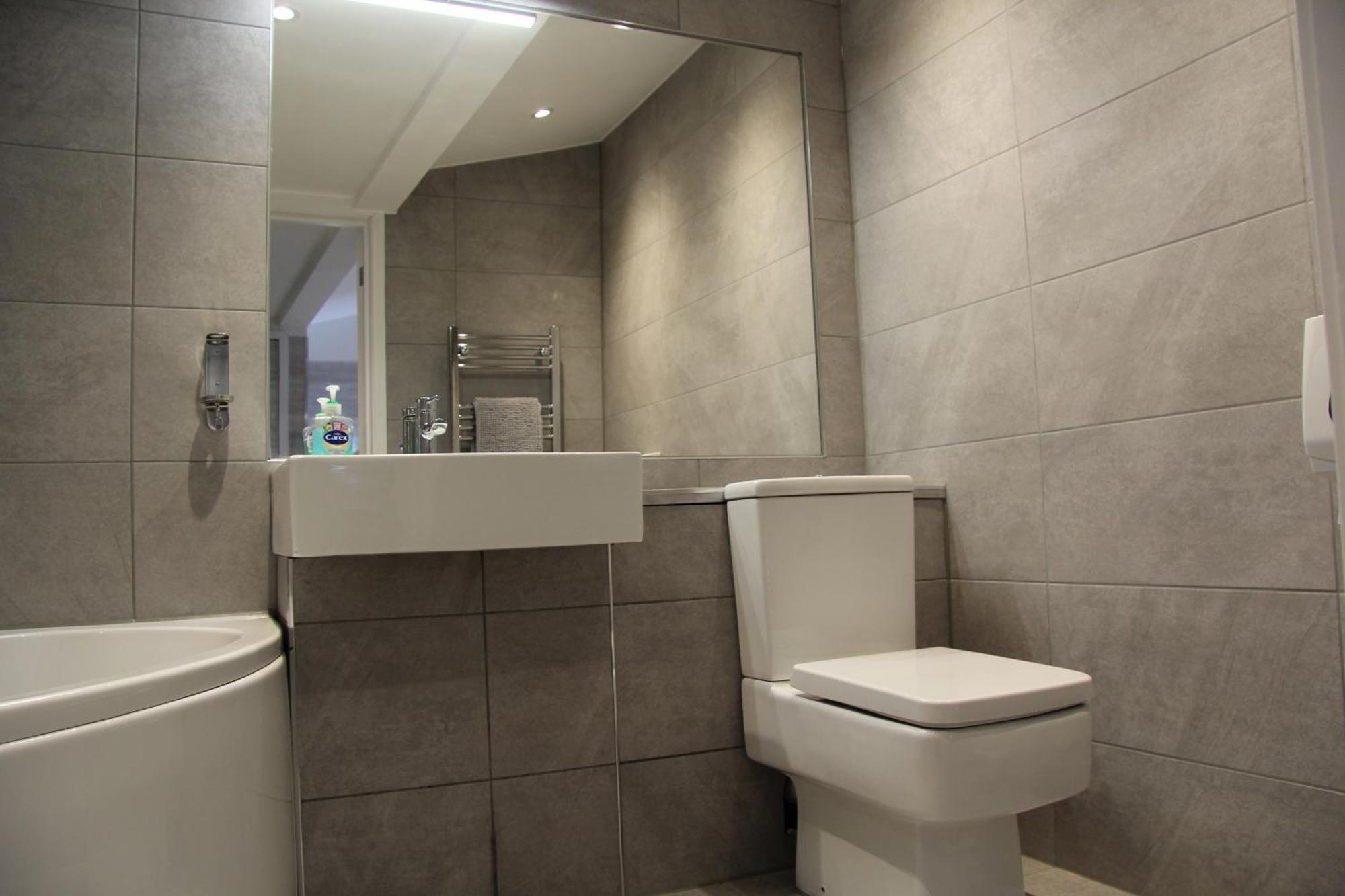 The Watersedge, Canal 4*