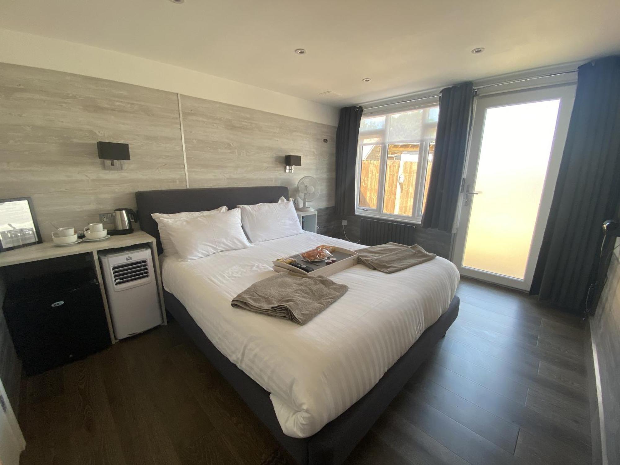 The Watersedge, Canal 4* Hillingdon