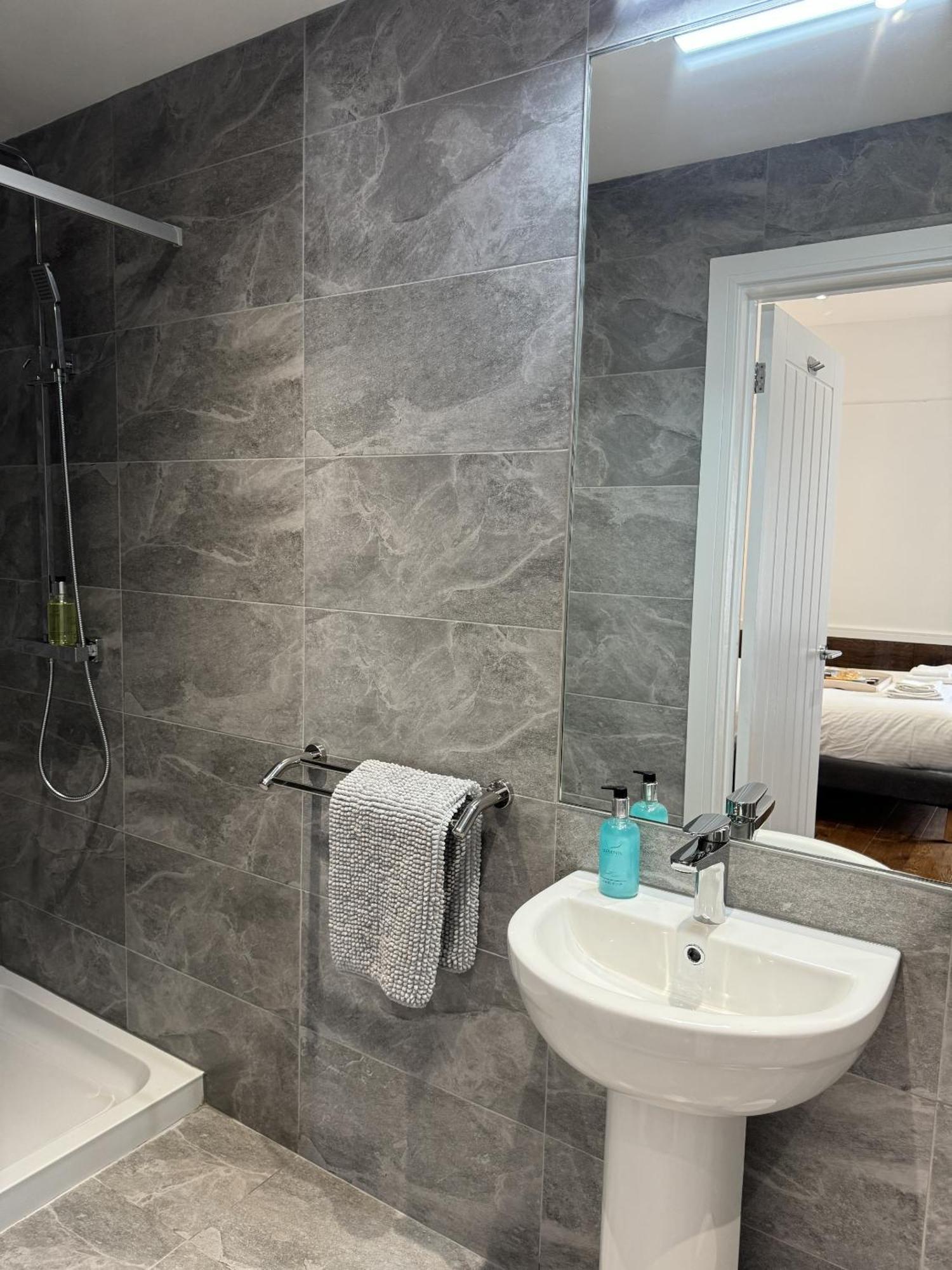 Inn The Watersedge, Canal Hillingdon